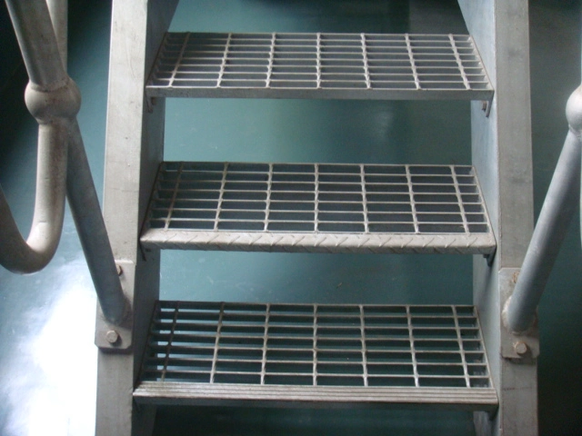 Factory Price Good Quality Galvanized Steel Grating Traction Stair Tread for Industry Floor